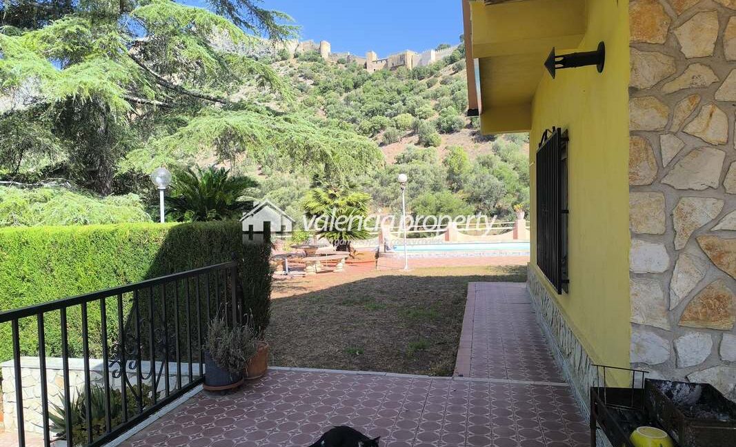 5fachada, pool, castillo , gato